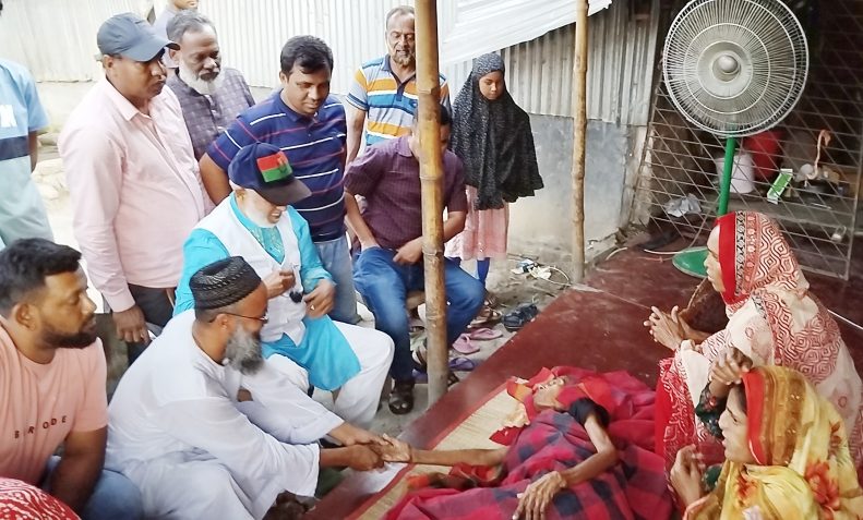 বগুড়া জেলা মহিলাদল নেত্রী অসুস্থ মজিরুন নেছা মিলু’র পাশে সাবেক এমপি লালু