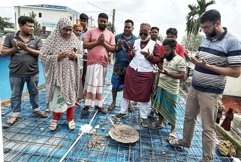 কলাকোপা-সুবাদ বাজারে “জীবন রক্তদান ও মানবিক সংগঠন” এর ছাদ ঢালাই কাজের উদ্বোধন