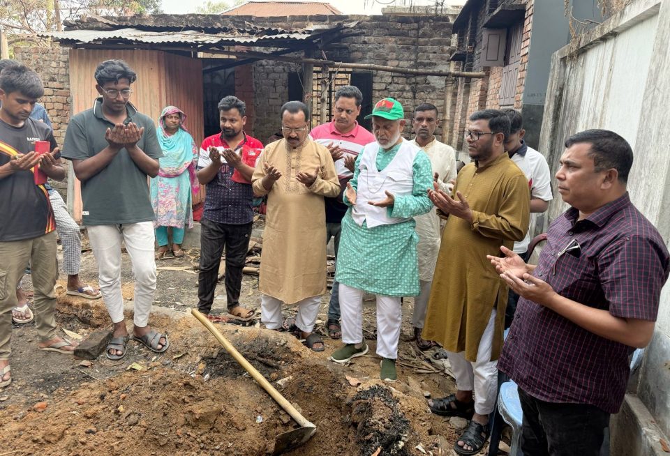 বগুড়ায় অগ্নিকান্ডে ক্ষতিগ্রস্থদের পরিবারের পাশে সাবেক এমপি লালু