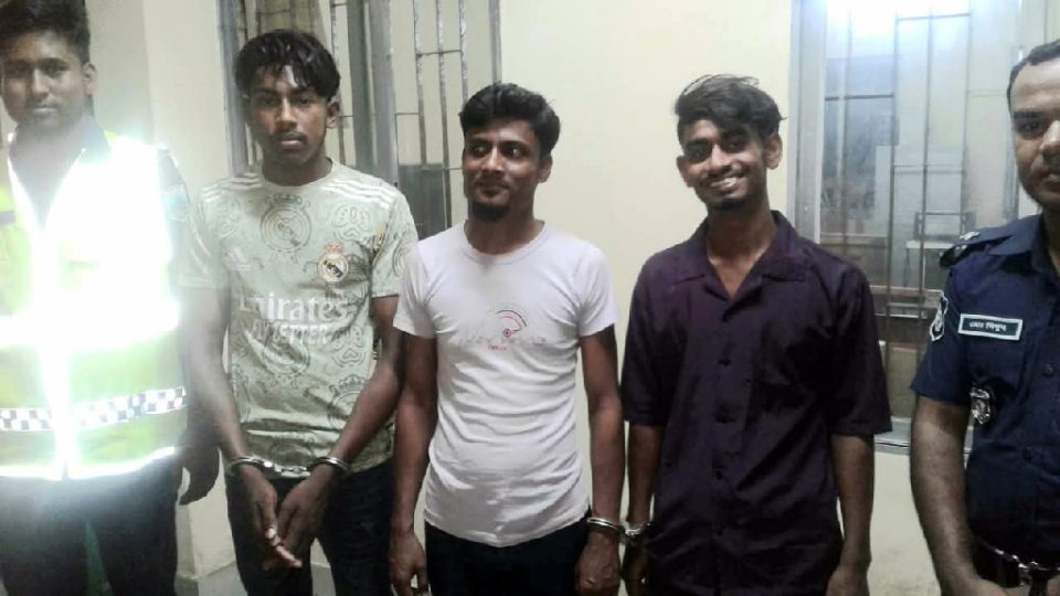 পরিবারের সামনে পুলিশ কর্মকর্তা লাঞ্ছিত, স্বেচ্ছাসেবক দলের ৩ নেতা-কর্মী আটক
