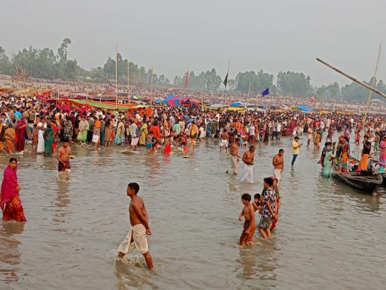 কুড়িগ্রামের ব্রহ্মপুত্র নদে সনাতন ধর্মাবলম্বীদের অষ্টমীর স্নানে লাখো পূর্ণার্থীর ভিড়