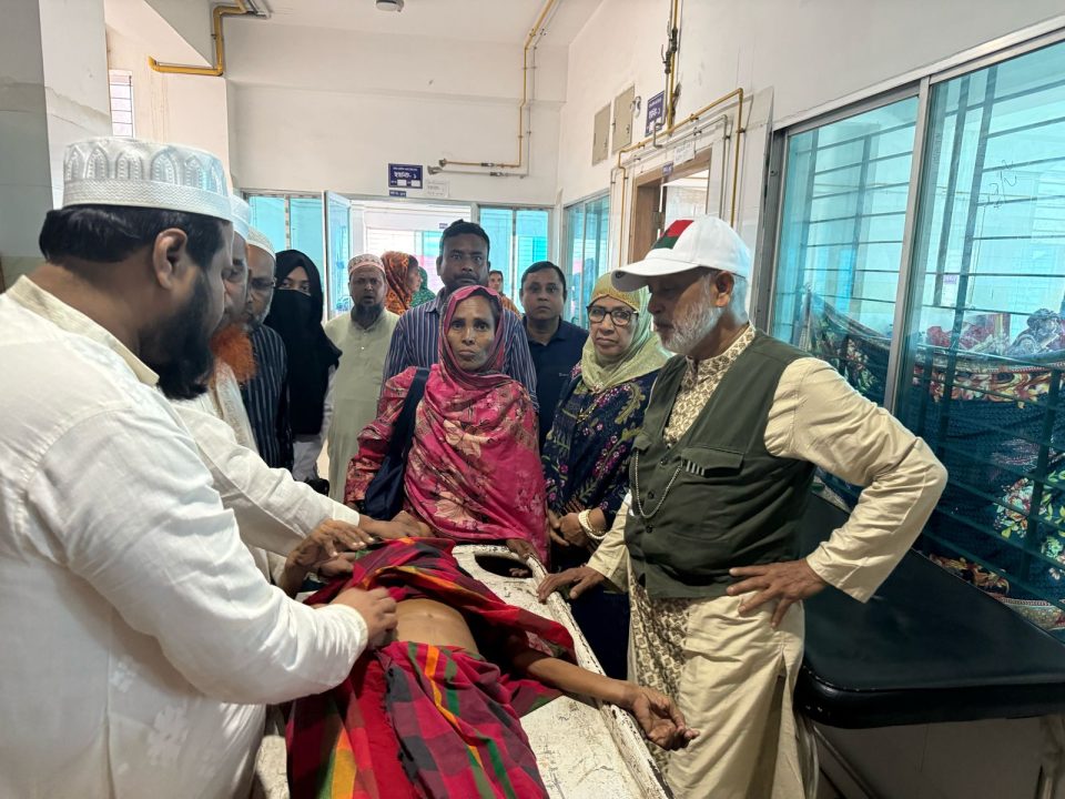 বগুড়া জেলা মহিলাদলনেত্রী অসুস্থ মজিরুন নেছা মিলু কে দেখতে হাসপাতালে সাবেক এমপি লালু