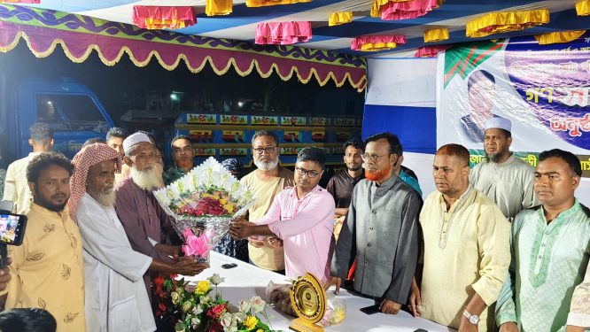 বগুড়ায় সেই অটোরিকশার চালক খাইরুল ইসলাম কে গণ-সংবর্ধনা