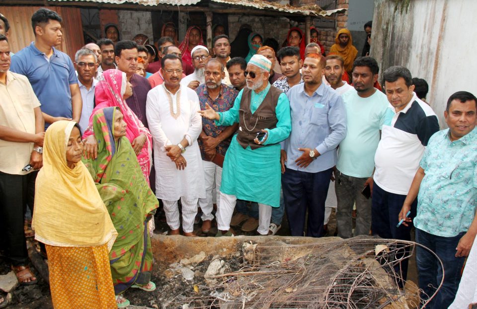 বগুড়ায় অগ্নিকান্ডে ক্ষতিগ্রস্থ পরিবারের পাশে সাবেক এমপি লালু