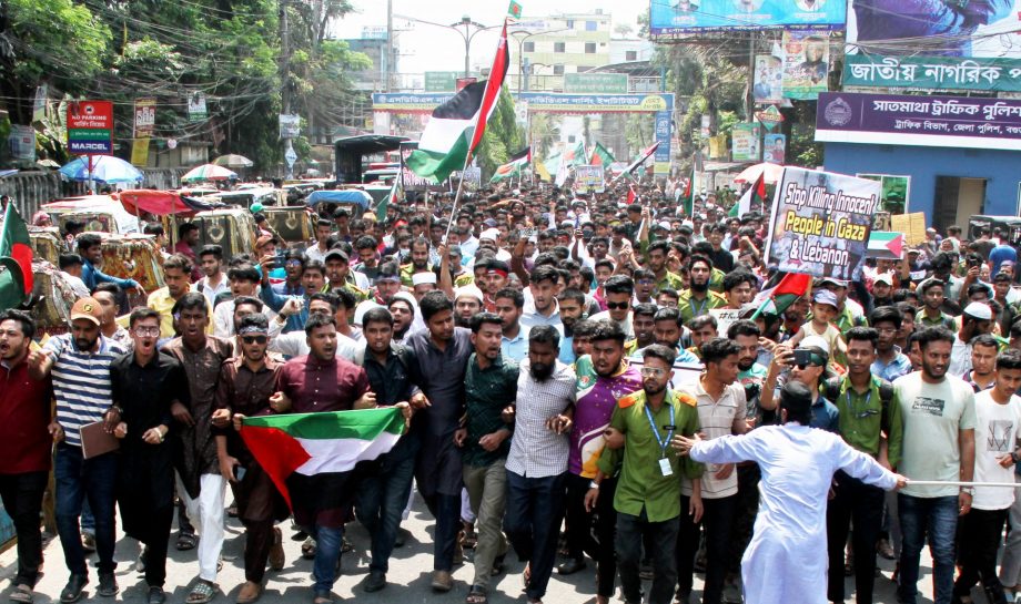 ফিলিস্তিনিদের ওপর ইসরায়েলি বর্বরোচিত হামলা ও গণহত্যার প্রতিবাদে বগুড়ায় বিক্ষোভ