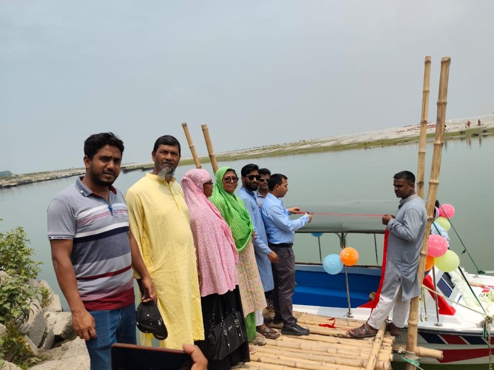 সারিয়াকান্দিতে যমুনার চরাঞ্চলের রোগী পারাপারে নৌ-এ্যাম্বুলেন্স সার্ভিসের উদ্বোধন