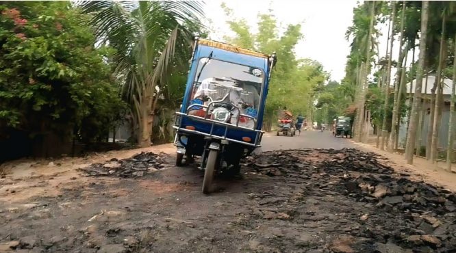 ভূরুঙ্গামারীতে ১৮ কোটি টাকা ব্যয়ে রাস্তা কাজ শেষ না হতেই উঠে যাচ্ছে পিচের ঢালাই