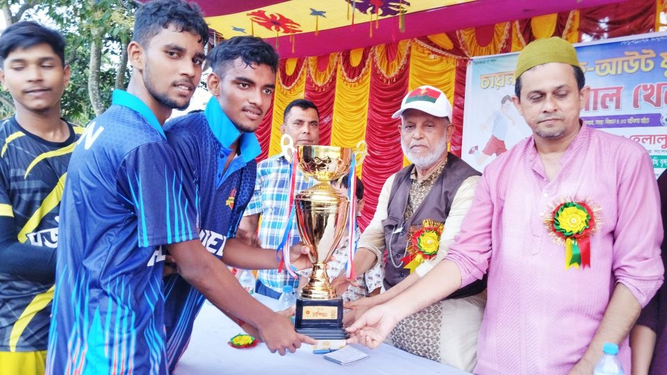 বগুড়ার  নক-আউট ফুটবল টুর্নামেন্ট এর ফাইনাল খেলায় পুরস্কার বিতরণ করেন সাবেক এমপি লালু