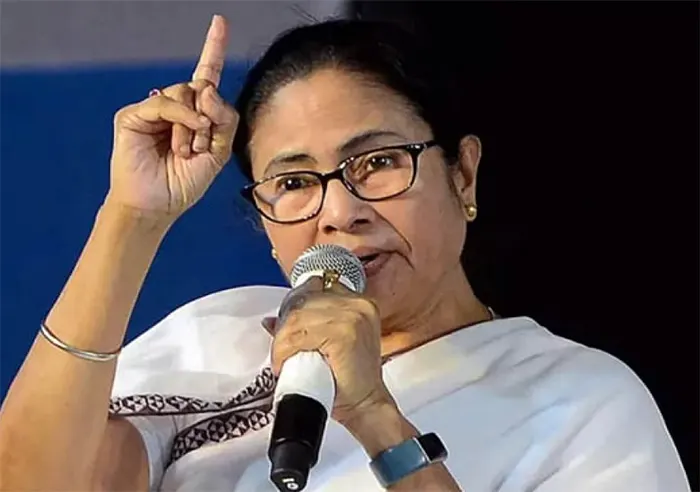বাংলাদেশের নেতাদের আশ্রয় প্রসঙ্গে মমতা: ভারত সরকার এখানে অনেক অতিথি এনে রেখেছে