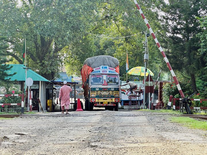 সাড়ে ৫ মাস বন্ধের পর হিলি স্থলবন্দর দিয়ে পেঁয়াজ আমদানি শুরু