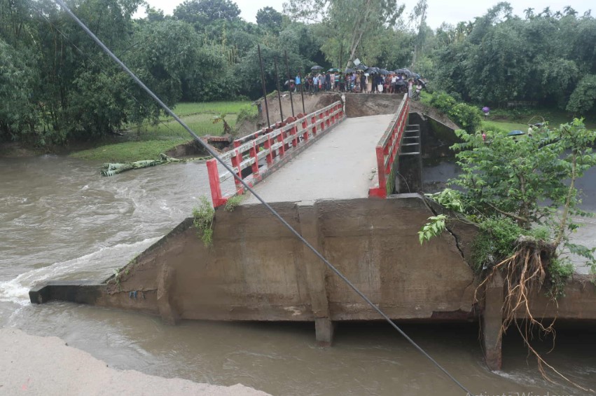 ভারী বর্ষণের ভেঙে গেল ব্রিজ