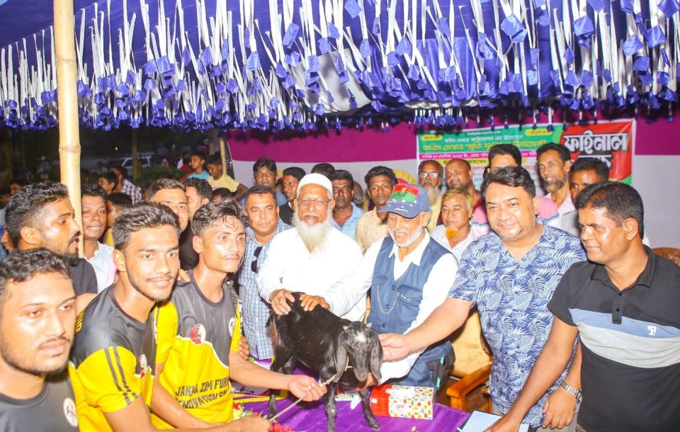 সুখানপুকুরে করিম মেম্বার স্মৃতি ফুটবল টুর্নামেন্টের ফাইনাল খেলায় পুরস্কার বিতরণ করেন সাবেক এমপি লালু