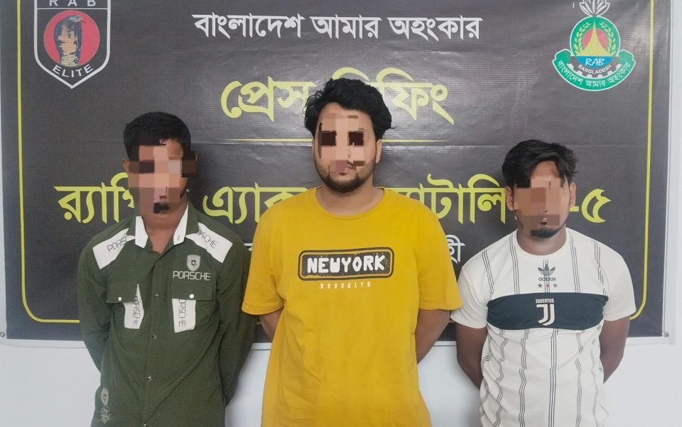 রাজশাহীতে যুবতীকে প্রেমের ফাঁদে ফেলে গণধর্ষণ, গ্রেফতার ৩ ধর্ষক