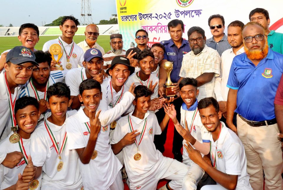 বগুড়ায় আকবরিয়া গ্রুপ ইমাজিং কাপ ক্রিকেট টুর্নামেন্টে শহীদ ইয়ামিন একাদশ চ্যাম্পিয়ন