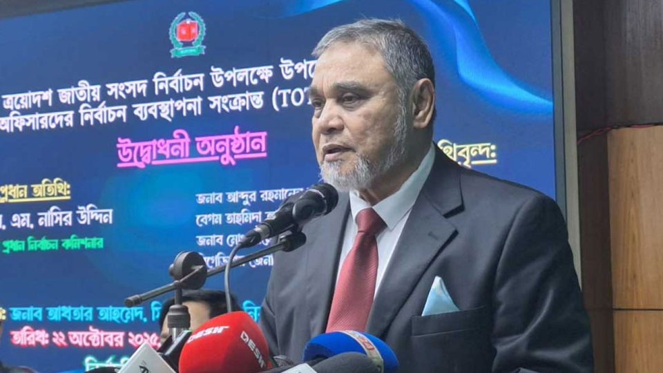 চাপের কাছে নতি স্বীকার না করে আইন অনুযায়ী নিজের সিদ্ধান্তে অটল থাকতে হবে-সিইসি