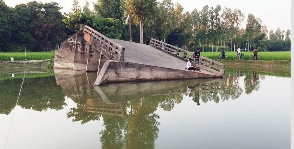 সেতু ভেঙে দুর্ভোগে উলিপুরের হাজারো মানুষ