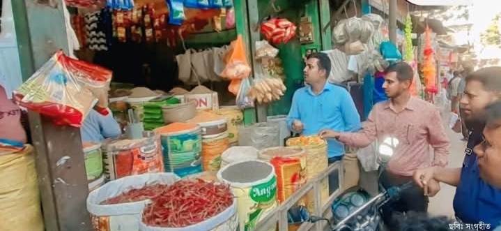 উলিপুরে রং মেশানো চিপস বিক্রিতে দুই প্রতিষ্ঠানকে জরিমানা