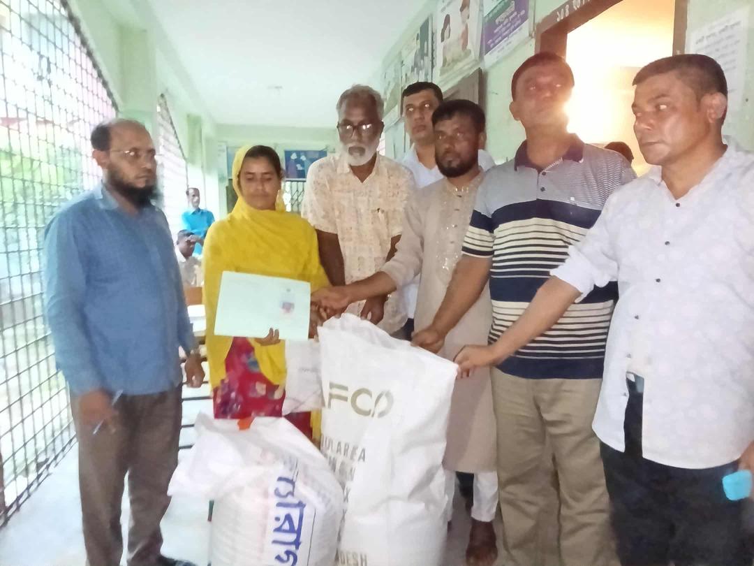 পলাশবাড়ীর পবনাপুর ইউনিয়নে ভিজিডি চাল বিতরণ, ২৫৫ নারী পেলেন খাদ্য সহায়তা