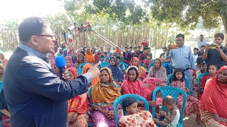 পলাশবাড়ীতে বিএনপির প্রার্থী অধ্যাপক ডাঃ মইনুল হাসান সাদিকের উঠান বৈঠক