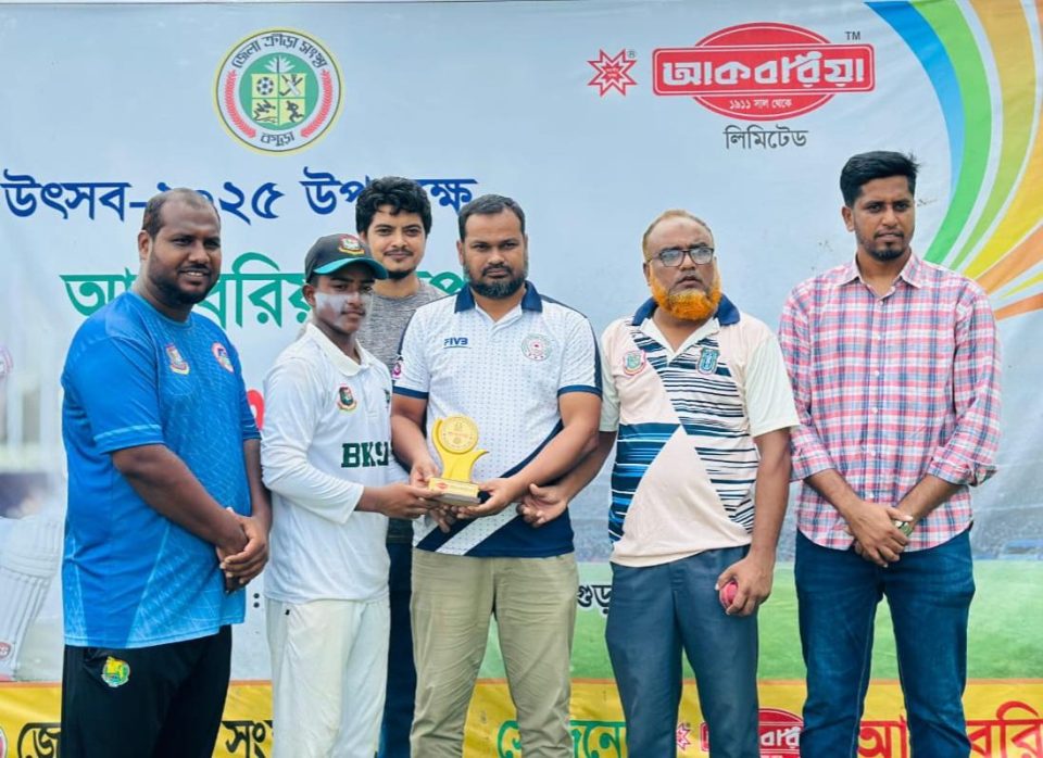 বগুড়ায় আকবরিয়া গ্রুপ ইমাজিং কাপ ক্রিকেট টুর্নামেন্টে শহীদ ইয়ামিন একাদশ ফাইনালে
