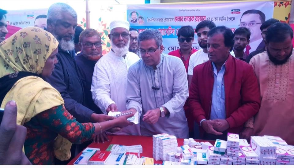 নাগেশ্বরীতে তারেক রহমানের জন্মদিন উপলক্ষে চিকিৎসাসেবা ও খাবার বিতরণ করলেন ডা:মো:ইউনুস