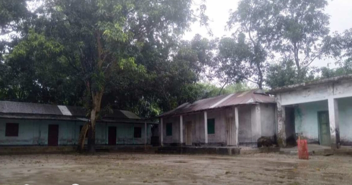 উলিপুরের তবকপুর ইউনিয়নের তবকপুর আবুবকর ফাজিল ডিগ্রি মাদরাসায় নিয়োগ পরীক্ষা দিতে এসে পরীক্ষার্থীরা দেখলেন কেউ নেই