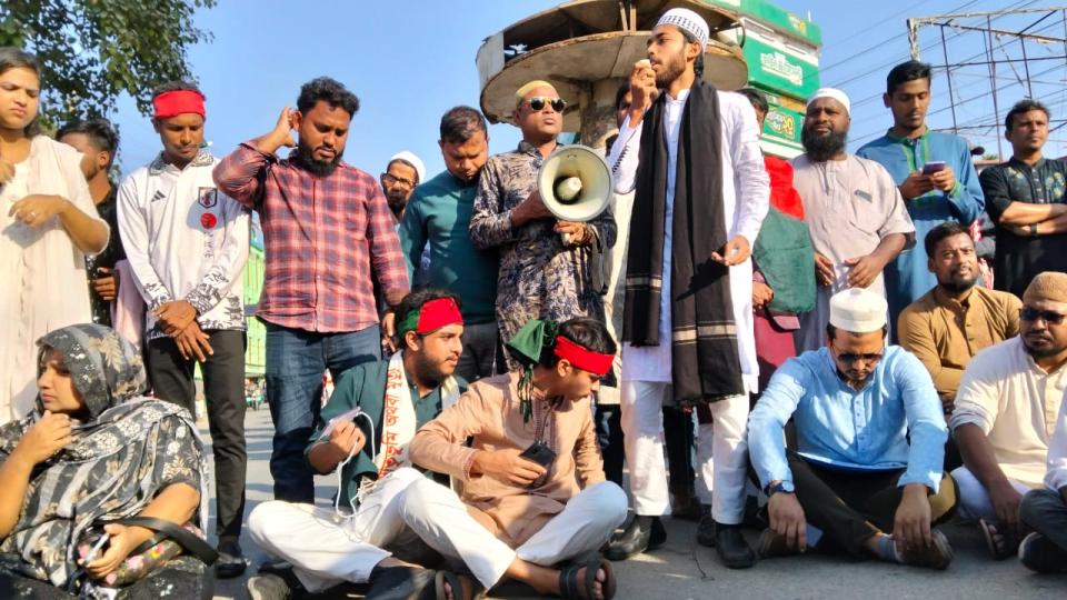 ওসমান হাদির হত্যার প্রতিবাদে কুড়িগ্রামে বিক্ষোভ ও ব্লকেড