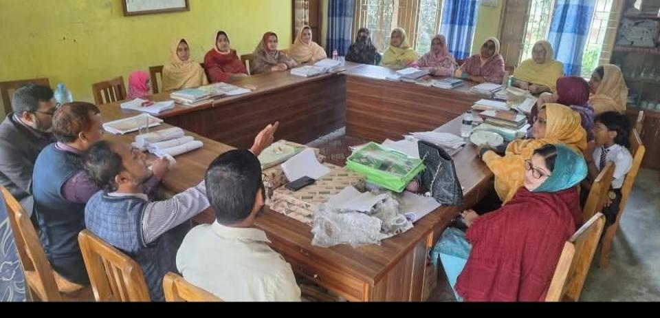 শিক্ষকদের কর্মবিরতি: পরীক্ষার দায় পড়েছে অভিভাবক–কর্মকর্তাদের ওপর