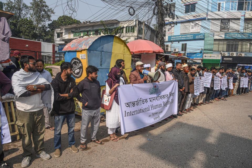 অধিকার’র মানববন্ধনে রাজনৈতিক সহিংসতা নিয়ে তীব্র উদ্বেগ ন্যায়বিচার ও সুষ্ঠু নির্বাচনের দাবি