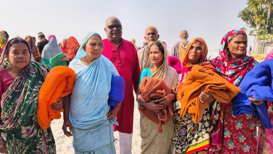 তিস্তা তীরের দুইশ শীতার্ত মানুষকে শীতবস্ত্র উপহার দিলেন কুড়িগ্রাম জেলা চর উন্নয়ন কমিটি