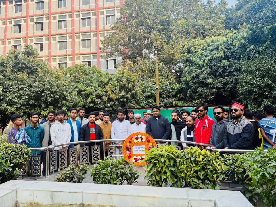 হুসেইন মুহাম্মদ এরশাদের সমাধিতে নবগঠিত জাতীয় ছাত্র সমাজ রংপুর জেলা কমিটির শ্রদ্ধা নিবেদন