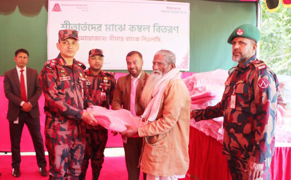 রাজশাহীতে শীতার্ত মানুষের পাশে বিজিবি: সীমান্তবর্তী এলাকায় কম্বল বিতরণ