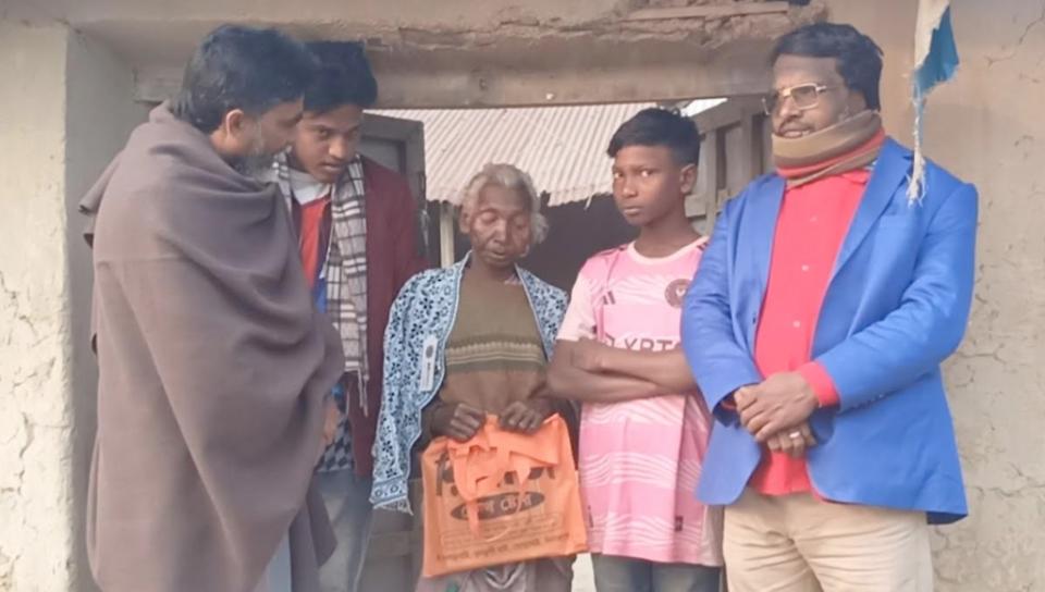 ঘোড়াঘাটে বৃদ্ধা ফুলমনির সংবাদ প্রকাশের পর পাশে দাঁড়ালো বিএনপি