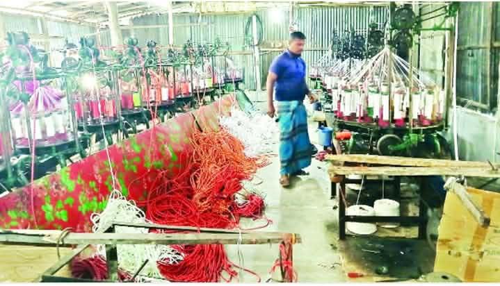 উদ্যোক্তা হওয়ার স্বপ্ন বাস্তবায়ন: চাকরি ছেড়ে কুড়িগ্রামের উলিপুরে রশি তৈরির কারখানা দিলেন দুই ভাই