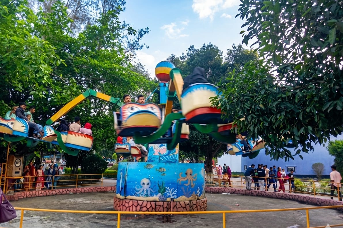 ঈদে দর্শনার্থীদের উপচে পড়া ভিড়ে মুখর রংপুরের ‘ভিন্ন জগত’