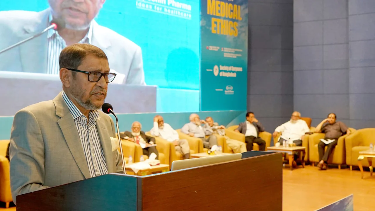 ১১ দিনে ৩৩ শিশুর মৃত্যু:  রাজশাহী মেডিকেলের পরিচালককে ফাঁসির কাষ্ঠে চড়ানো উচিত: স্বাস্থ্যমন্ত্রী