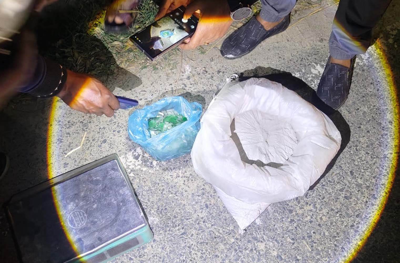 গোদাগাড়ীতে বিপুল পরিমান ককটেল তৈরির উপকরণ জব্দ