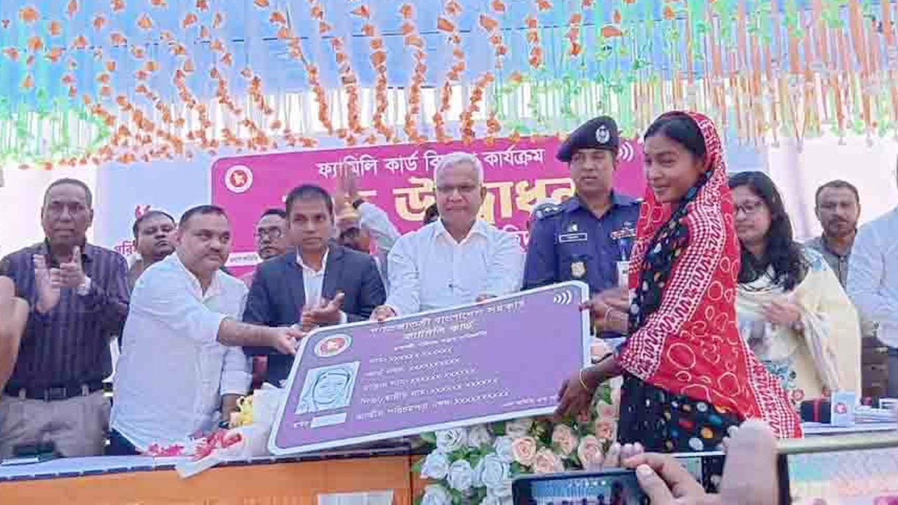 নবাবগঞ্জে ফ্যামিলি কার্ড বিতরণ কর্মসূচির উদ্বোধন