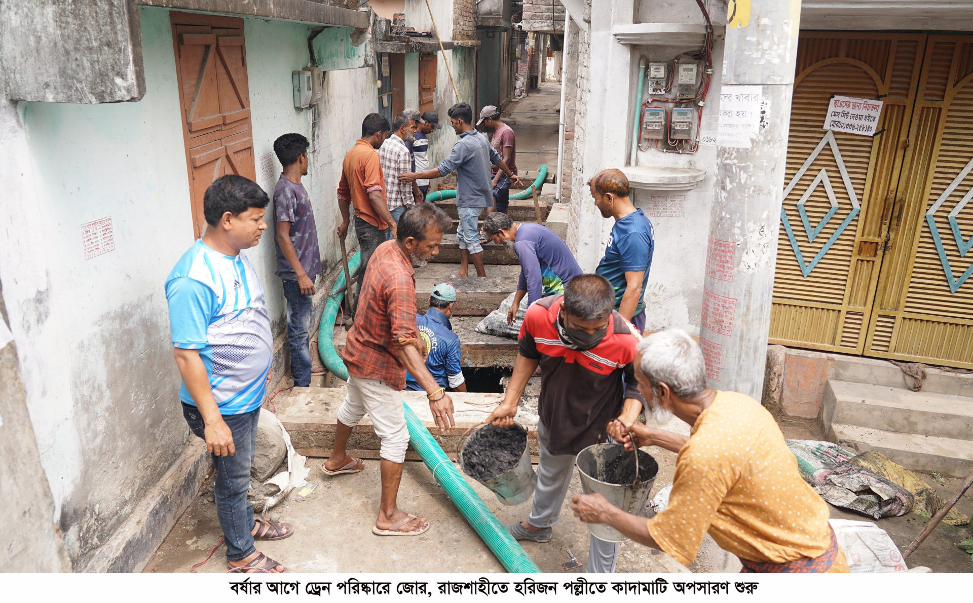 বর্ষার আগে ড্রেন পরিষ্কারে জোর, রাজশাহীতে হরিজন পল্লীতে কাদামাটি অপসারণ শুরু
