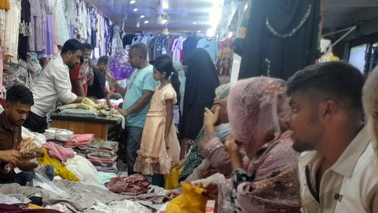 ঘোড়াঘাটে ঈদের কেনাকাটায় ব্যস্ত নারী-পুরুষর