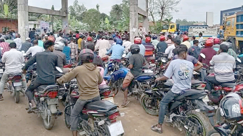 ঘোড়াঘাট পেট্রোল ও অকটেনের তীব্র সংকট