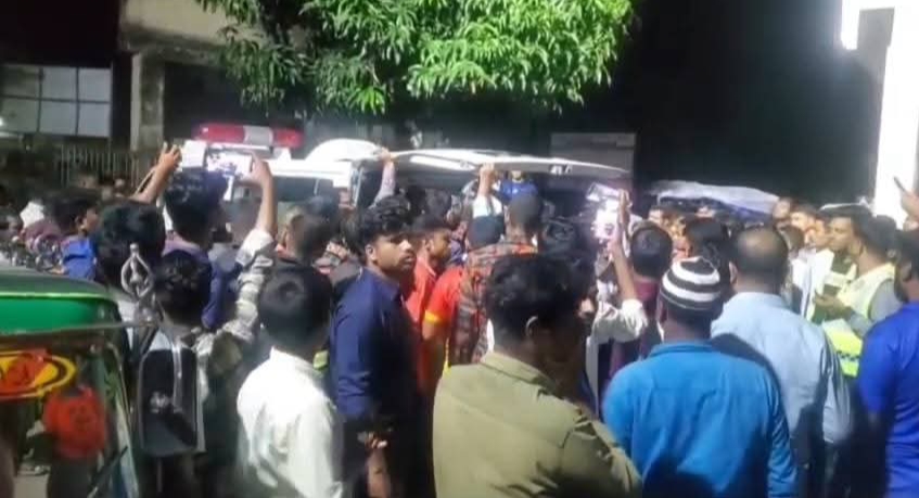 কুড়িগ্রামে : ট্রাক-মাইক্রোবাস সংঘর্ষে নিহত ৩, আহত ১০