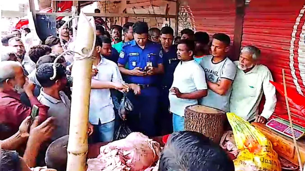বিরামপুরে দুর্গন্ধযুক্ত গরুর মাংস বিক্রি