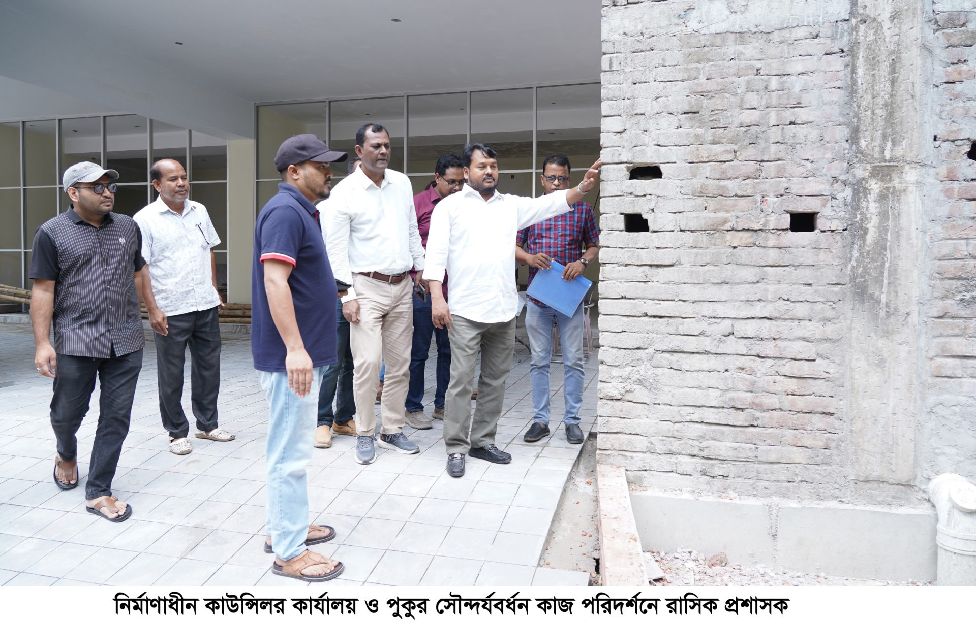 নির্মাণাধীন কাউন্সিলর কার্যালয় ও পুকুর সৌন্দর্যবর্ধন কাজ পরিদর্শনে রাসিক প্রশাসক
