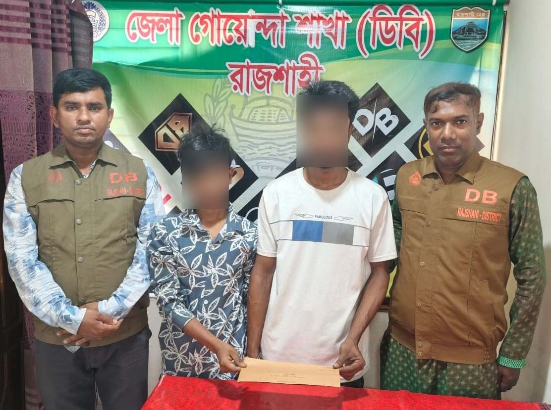 চারঘাটে ৫০০ পিস ইয়াবাসহ দুই মাদককারবারি গ্রেফতার, একজন পলাতক
