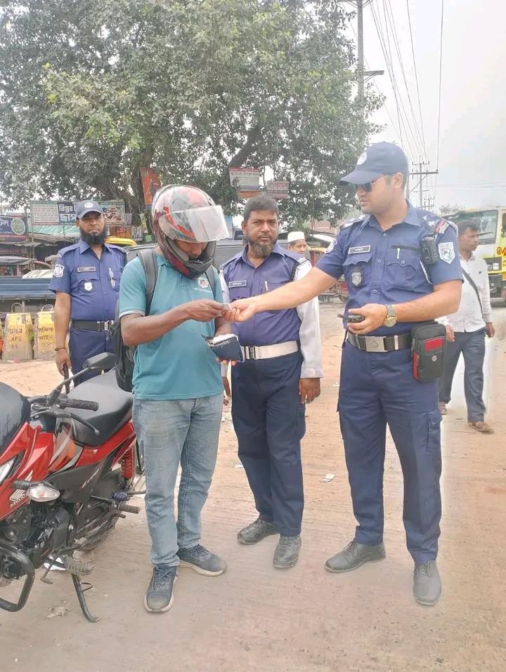 পাগলাপীর বাজারে ট্রাফিক পুলিশের বিশেষ অভিযান: সড়কে শৃঙ্খলা ফেরাতে কঠোর অবস্থান