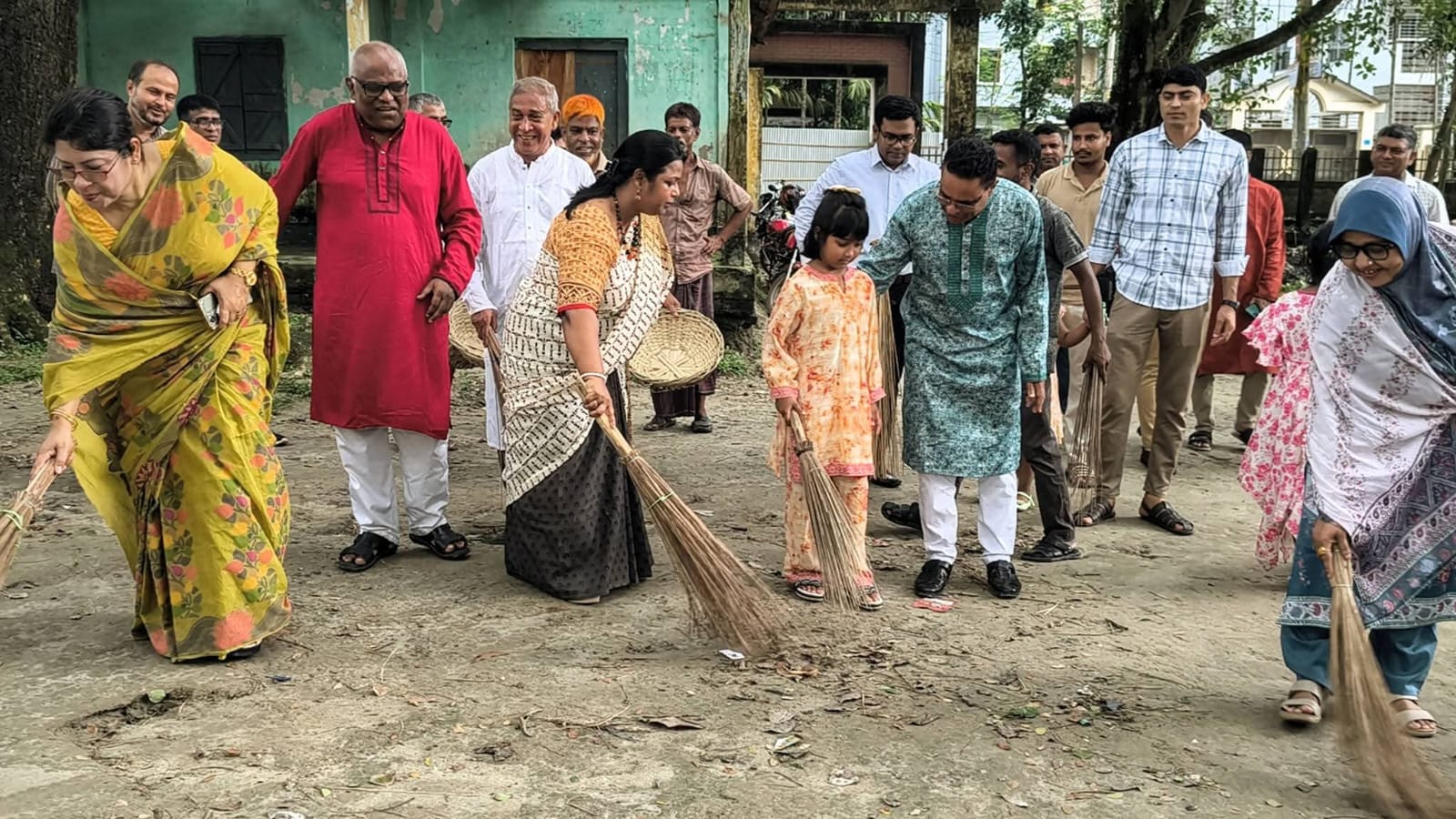 স্বাস্থ্যকর নগরী গড়তে কুড়িগ্রামে বিশেষ পরিচ্ছন্নতা অভিযান ডেঙ্গু প্রতিরোধে সচেতনতার আহ্বান জেলা প্রশাসকের