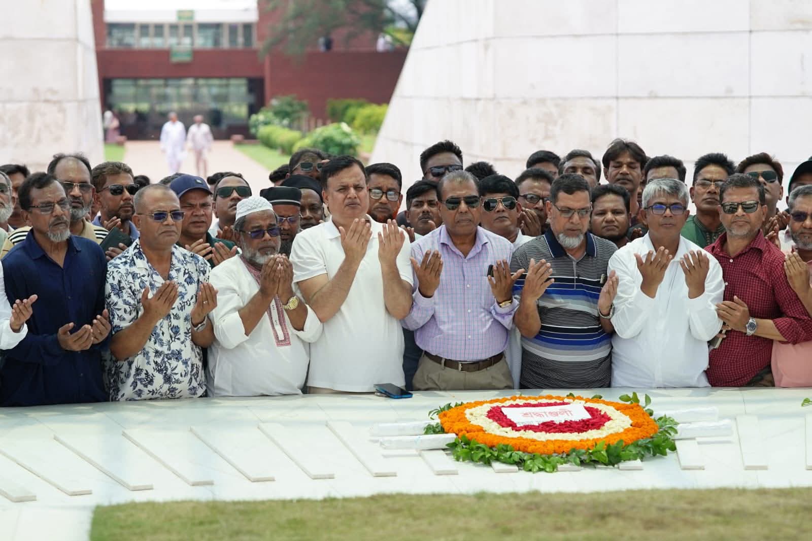 শহীদ জিয়া ও খালেদা জিয়ার সমাধিতে বগুড়া মহানগর বিএনপির শ্রদ্ধা নিবেদন