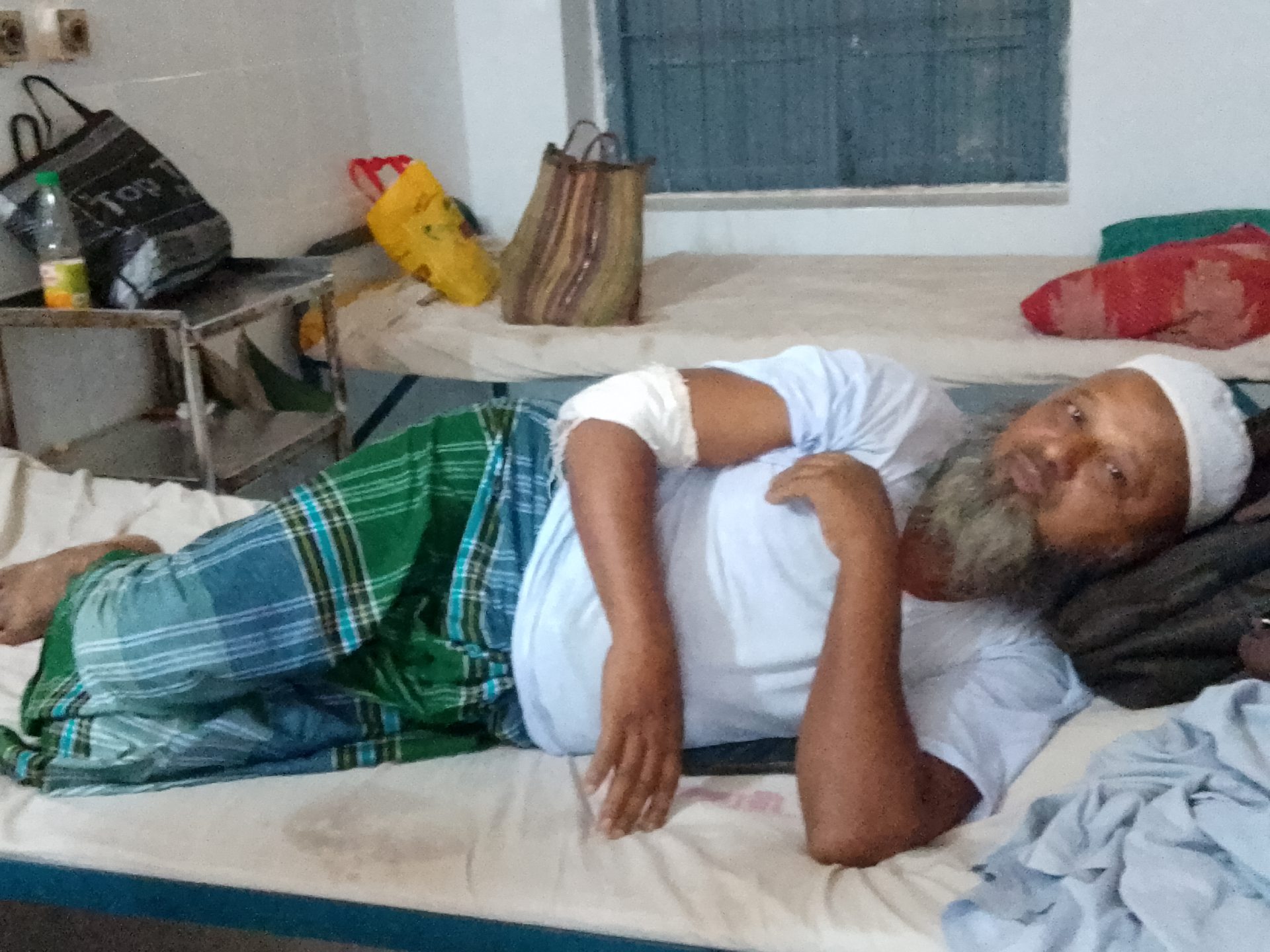 কুড়িগ্রামের দুর্গাপুর ফাজিল মাদ্রাসার অধ্যক্ষের ওপর হামলা, ফরম পূরণের ৫৮ হাজার ৫০০ টাকা ছিনতাইয়ের অভিযোগ
