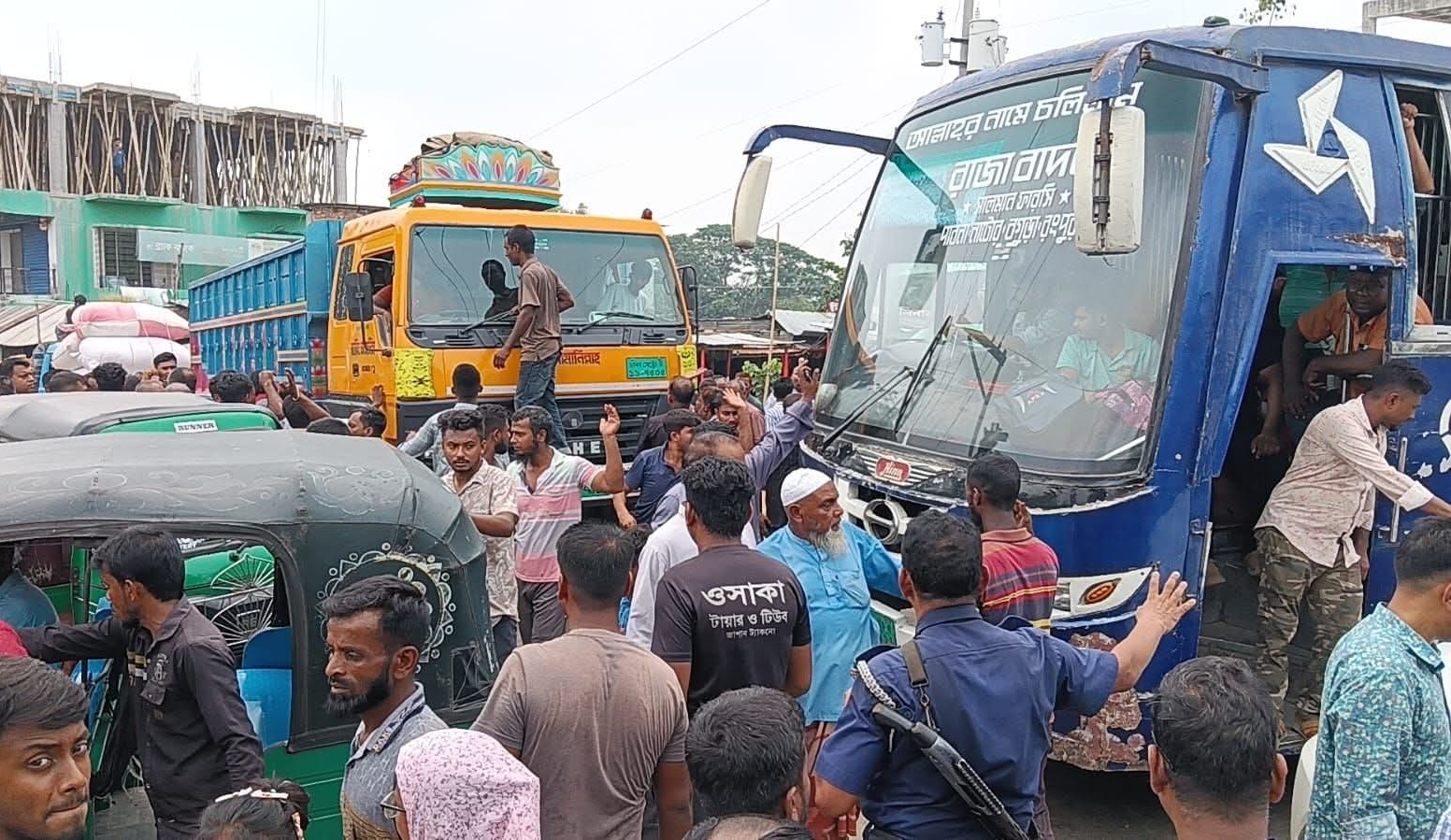 হাইওয়ে পুলিশের বিরুদ্ধে চাঁদাবাজির অভিযোগে মহাসড়ক অবরোধ, দুই ঘণ্টা বন্ধ যান চলাচল